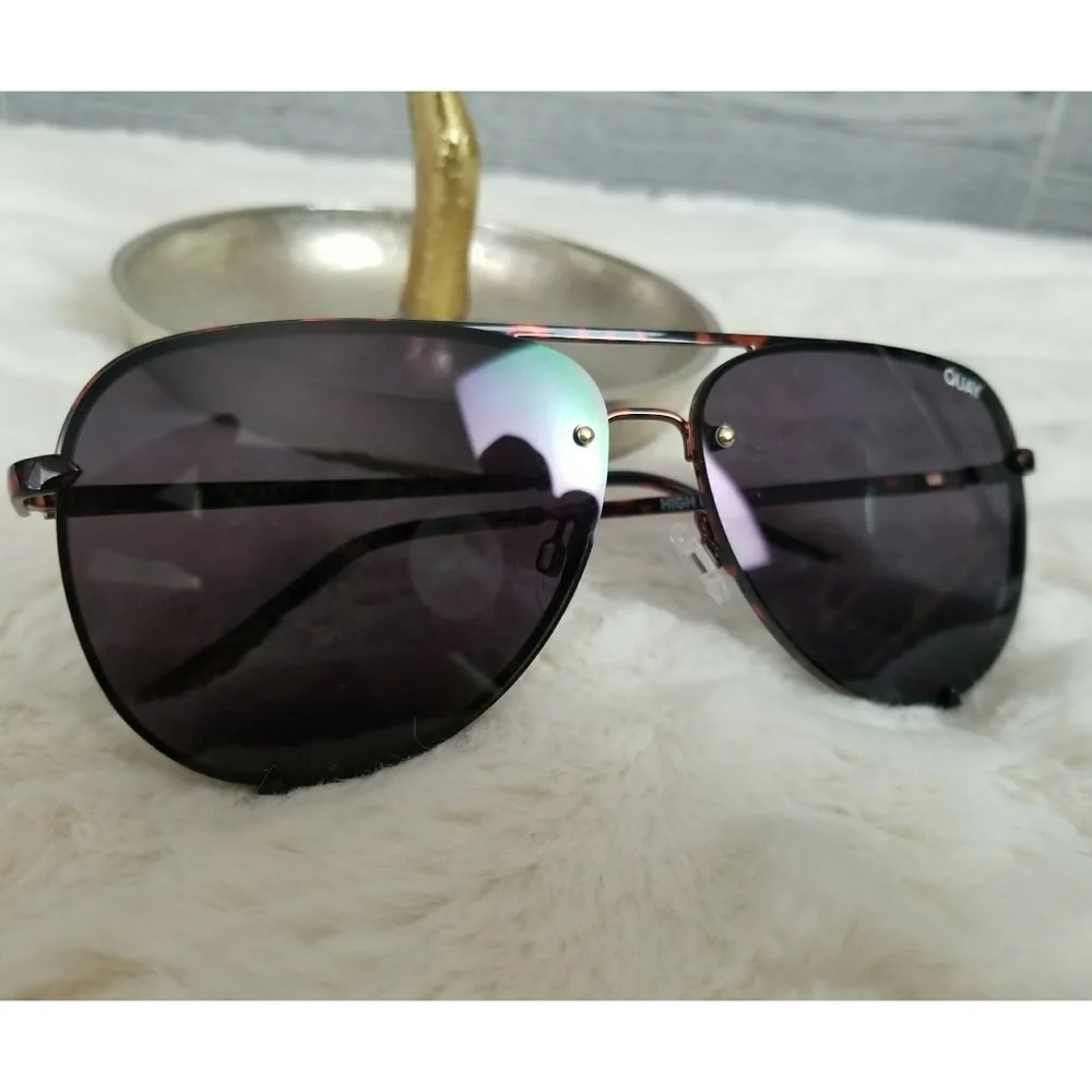 QUAY // ltd ed high key tortoise detail rimless black smoke lens aviators